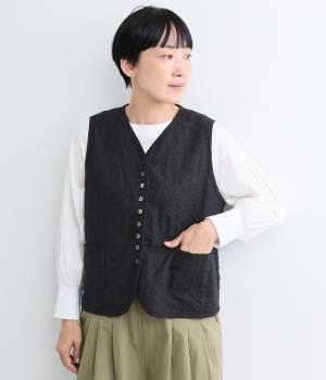 【tukuroi by SUN VALLEY】レーヨン混コットンリネン平織総柄刺繍ベスト（クロ・M）