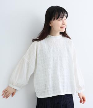 チェック織柄×コットンローン　ハイネックブラウス（オフシロ・M）