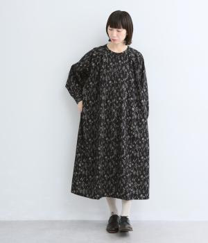 コットンリネン平織　ラグランワンピース(プリント・クロ-M)