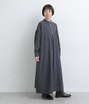 コットンリネンシャンブレーストライプ　バンドカラーワンピース(ダークブルー-M)