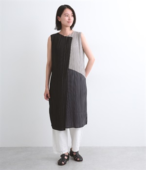 バイカラープリーツノースリーブワンピース(ブラック-ONESIZE)