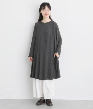 ドット柄丸首ワンピース(長袖)（クロ×ベージュ(小玉)・F）