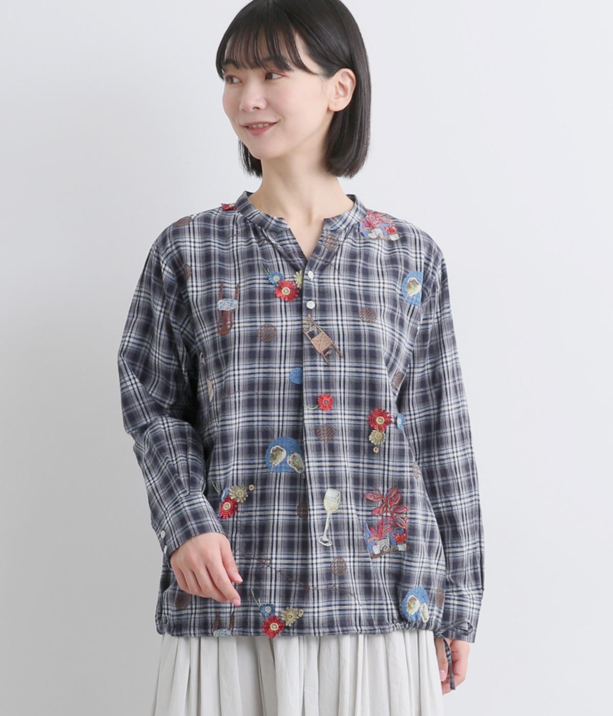 ＜アーティストコラボ　マツモトヨーコ＞コットンリネンチェック「居心地のいい部屋で」オンケミ刺繍ブラウス(ネイビー-F)