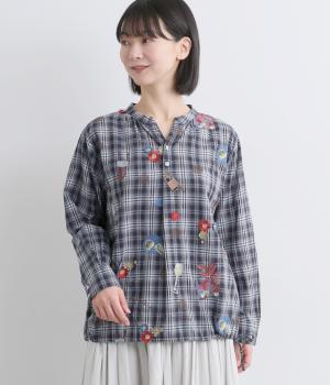 ＜アーティストコラボ　マツモトヨーコ＞コットンリネンチェック「居心地のいい部屋で」オンケミ刺繍ブラウス(ネイビー-F)
