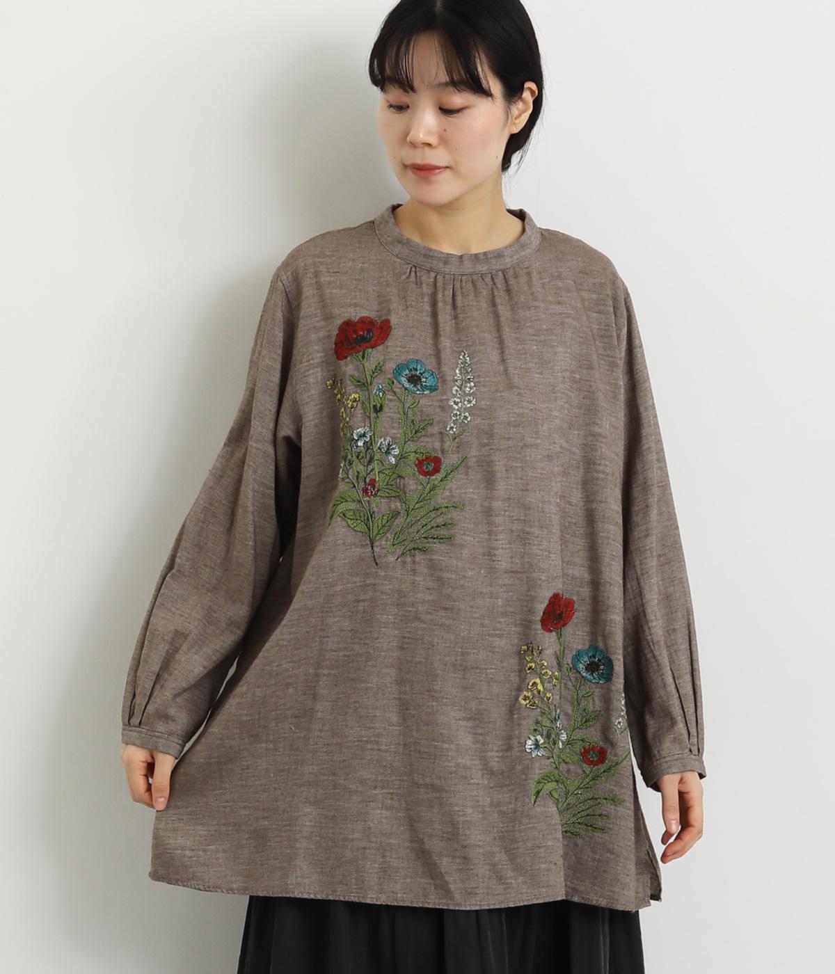 コットンビエラ先染めシャンブレービッグポピーブーケ刺繍チュニックブラウス(ブラウン-F)