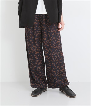 ビスコースサテンプリントタックイージーパンツ(ブラウン-ONESIZE)