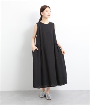 ローンフレンチリネンキャンバスワッシャー切替脇ギャザーノースリーブワンピース(ブラック-ONESIZE)