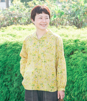 コットンローンミモザプリント　ショールカラーブラウス(ベージュ-ONESIZE)