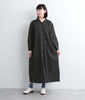 ローンランダムドット　ショールカラーワンピース(ブラック-F)