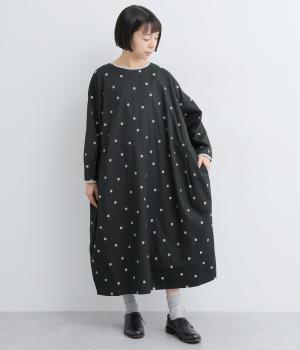 コットン　ドット刺繍コクーンワンピース(ブラック-F)