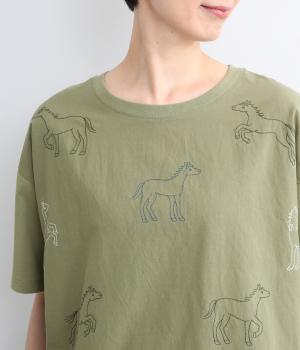 前身コットン布帛ウマ刺繍Tee(カーキ-F)