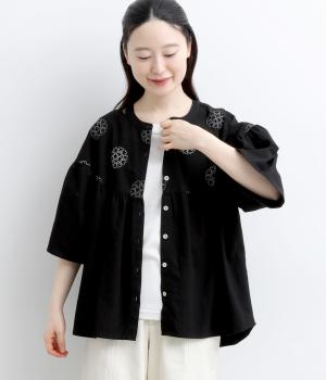 ラウンド切り替え刺繍ギャザーブラウス(ブラック-F)