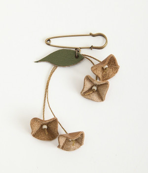 スズランブローチ(アッシュグレー-ONESIZE)