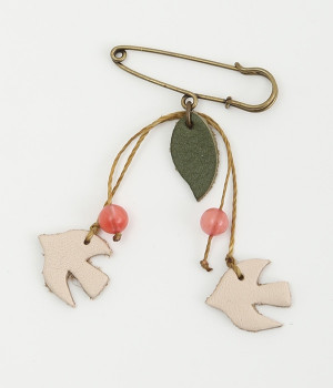 ことりと天然石ブローチ(バニラ-ONESIZE)