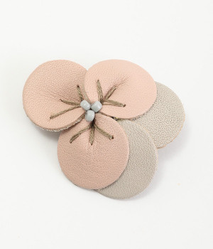 ビオラ　ブローチ(ベビーピンク×クモリゾラ-ONESIZE)