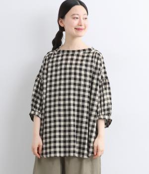 コットンボイル　後ろボタンブラウス(ブラック×キナリ-F)