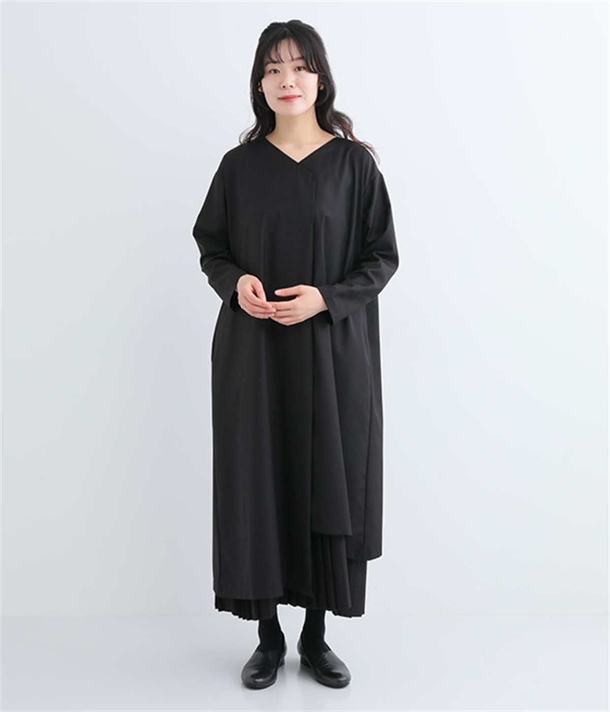 アシンメトリーVネックドレス×プリーツキャミワンピース