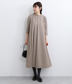 スタンドネックアシンメトリープリーツワンピース