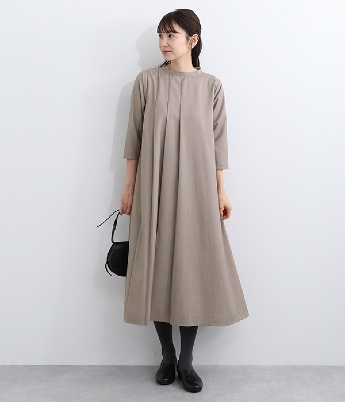 スタンドネックアシンメトリープリーツワンピース(グレージュ-ONESIZE)