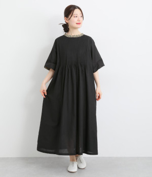 コットンリネン細ピンタックLIBERTフリルワンピース(ブラック×Chive-ONESIZE)