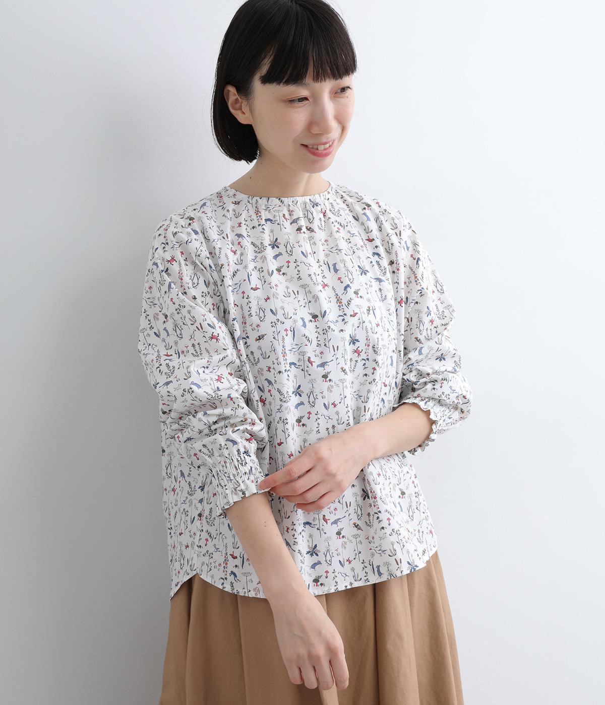 LIBERTYポプリンゴムシャーリング袖ブラウス(Theo×オフホワイト動物柄-ONESIZE)