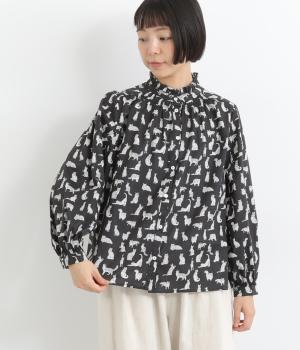 LIBERTYタナローンフリル襟ゴムシャーリングブラウス(ブラック×Meow-F)