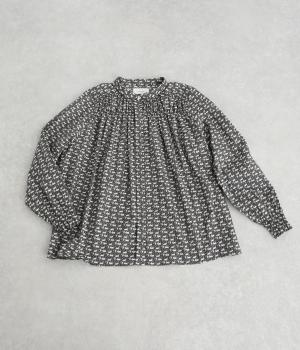 リバティタナローン　チビ襟シャーリングブラウス