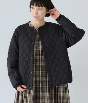 中綿キルト裾ギャザーノーカラーブルゾン(ブラック-ONESIZE)