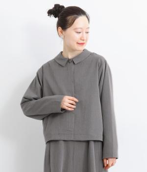 綾織ツイルラウンドカラー後ろタック比翼開きボレロ風ジャケット