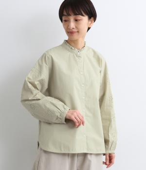 コットン布帛無地襟フリル付袖モチーフ刺繍入りブラウス