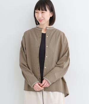 コットンリネン　刺繍スタンドカラーブラウス(ブラウン-F)