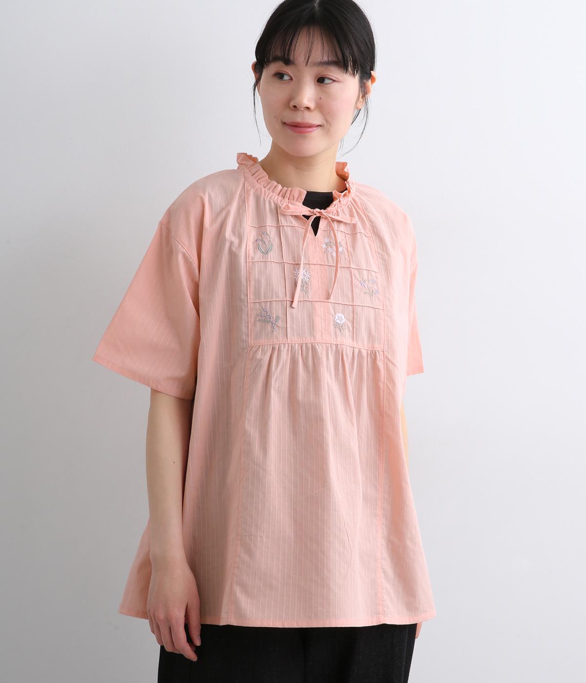 コットンドビーストライプ　フリルネック刺繍入りチュニック(ピンク-F)