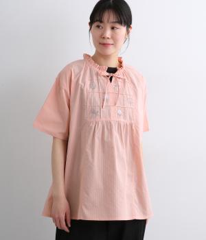 コットンドビーストライプ　フリルネック刺繍入りチュニック(ピンク-F)