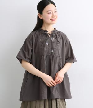 コットンドビーストライプ　フリルネック刺繍入りチュニック(ダークグレー-F)