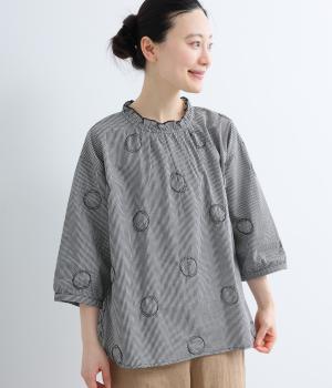 コットン柄アソート　ネックフリル付きブラウス(ブラック-ML)