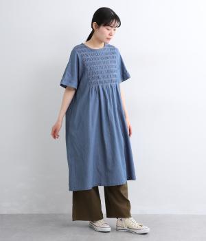 コットン布帛デニム　スモッキング刺繍ワンピース