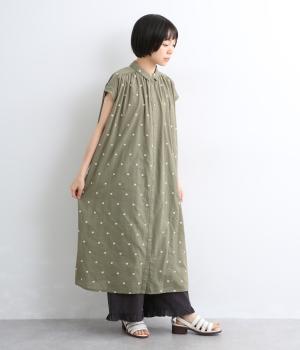 コットンキャンブリックドット刺繍上襟付きワンピース(カーキ-ML)