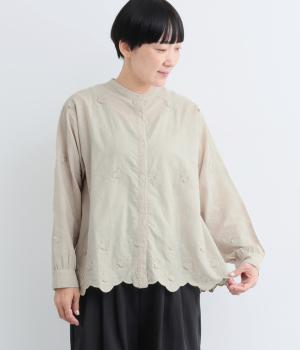 3D花柄層刺繍裾スカラップブラウス（アイボリー・ML）