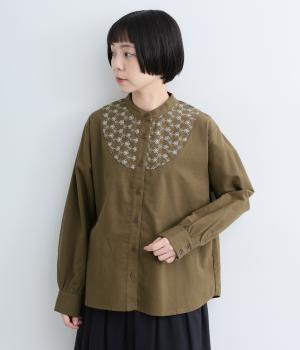 表起毛ヨーク刺繍ブラウス（カーキ・ML）