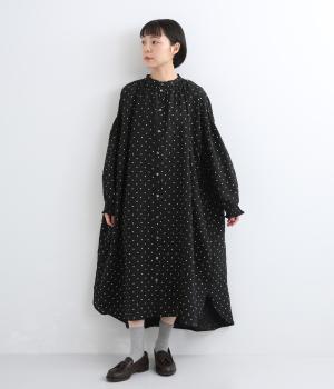【cloudnine pure】先染めリネン柄アソート　袖シャーリングワンピース（ブラックドット・F）