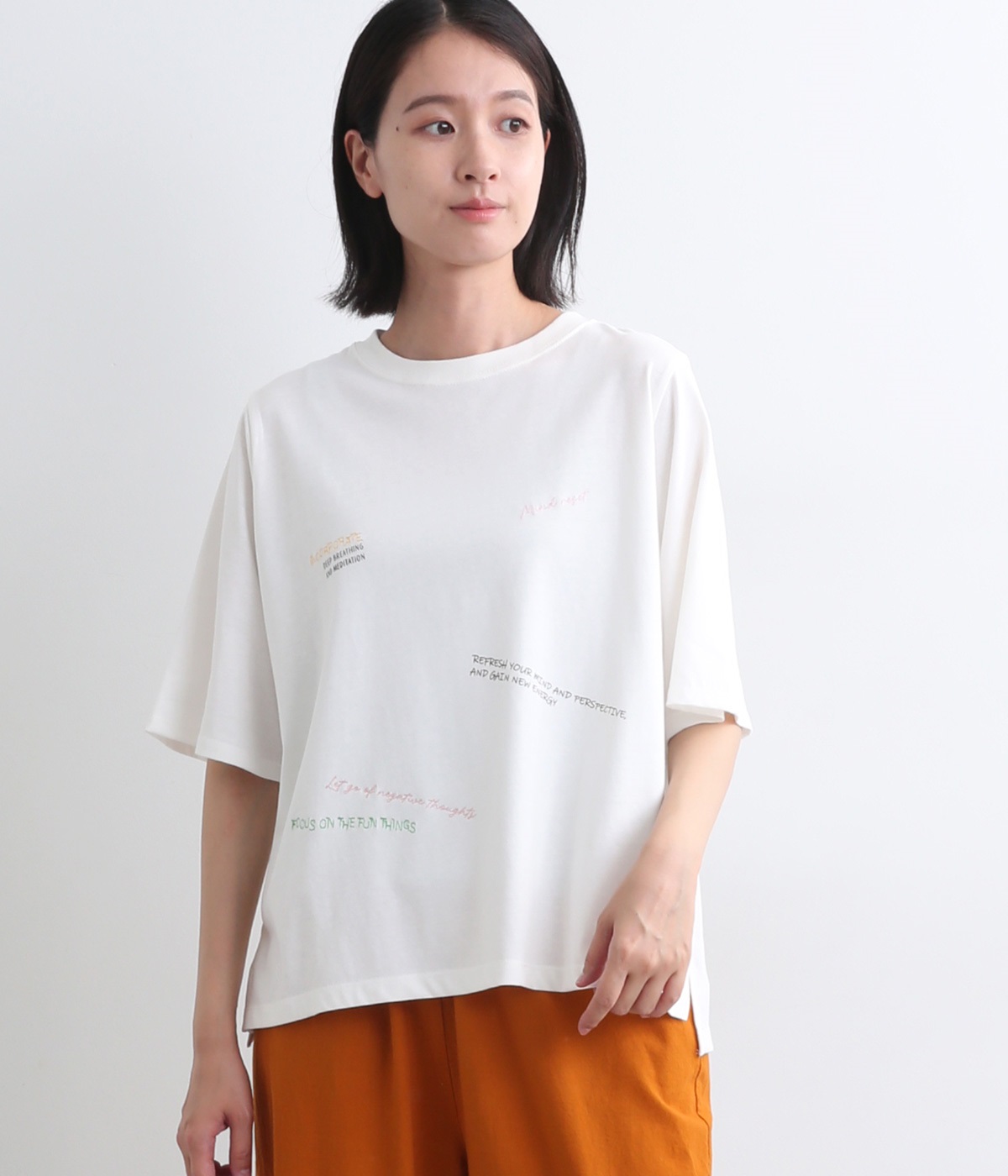 コットン天竺ランダムロゴTシャツ(オフホワイト-M)