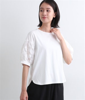 プレーディング天竺フラワージャカード布帛コンビギャザースリーブTシャツ(オフホワイト-L)