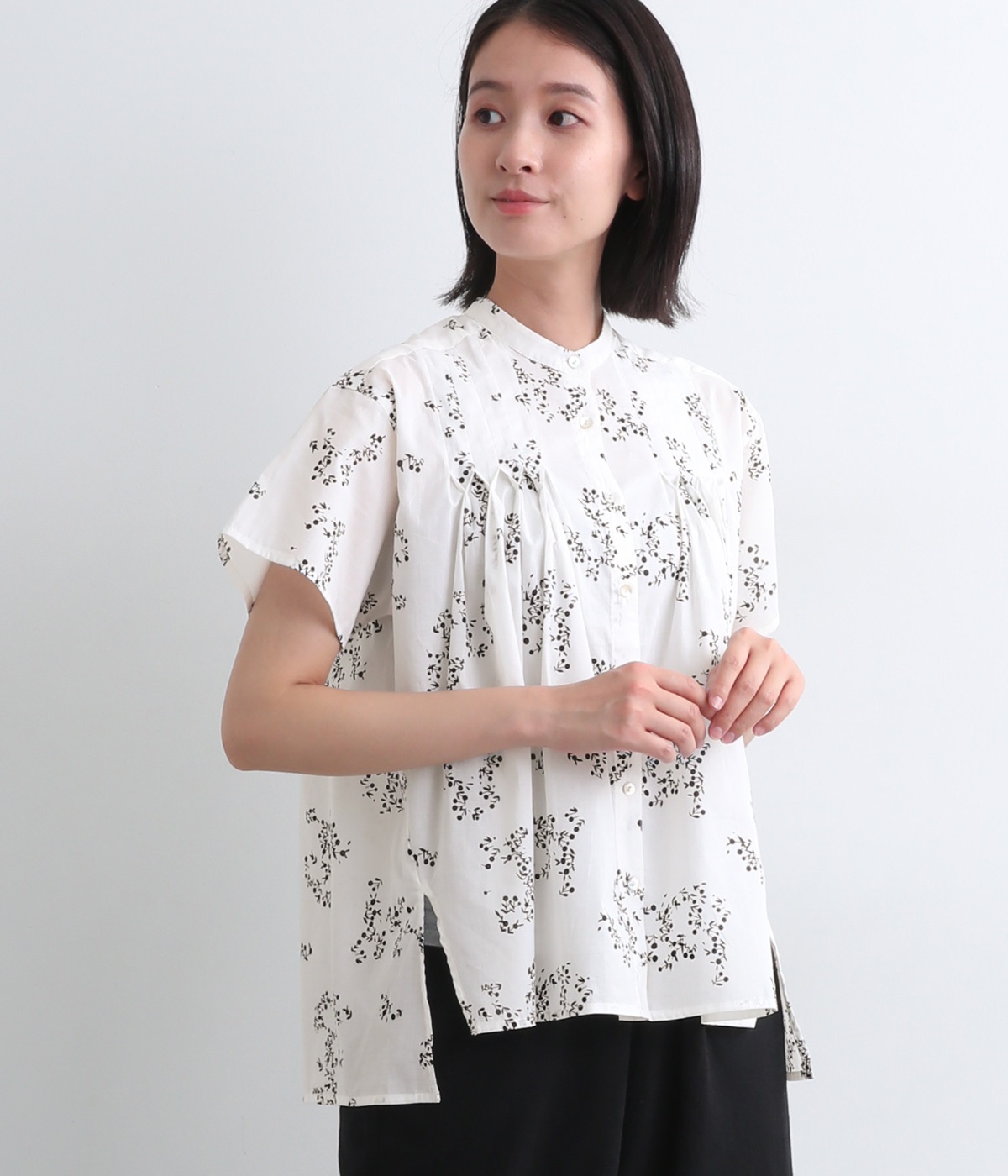 コットンボイルスモールフラワープリントタックブラウス(オフホワイト-M)