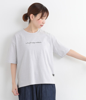 ロゴ刺繍入りTシャツ