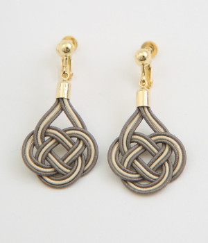 あわじ結び　イヤリング(鉛色×練色-ONESIZE)