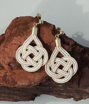 あわじ結び　ピアス(ベージュ×胡粉-ONESIZE)