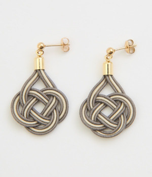 あわじ結び　ピアス(鉛色×練色-ONESIZE)