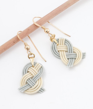 抱きあわじ結び　ピアス(薄墨×練色-ONESIZE)