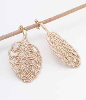 木の葉結び　ピアス(ベージュ-ONESIZE)