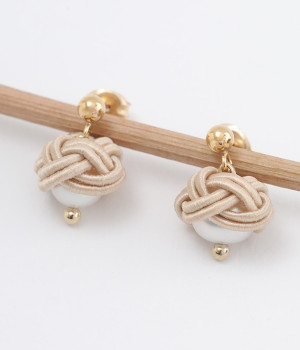 蕾　ピアス(ベージュ-ONESIZE)